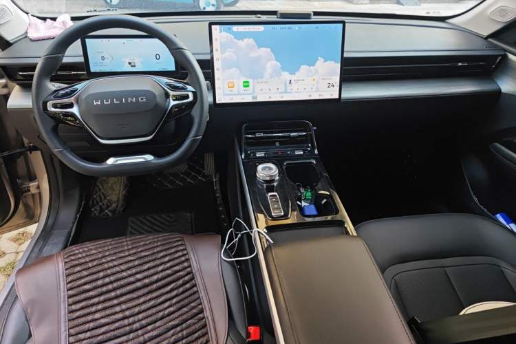 Used Wuling Xingguang 2024 Co-Creation Edition 510 Advanced Model Center Console