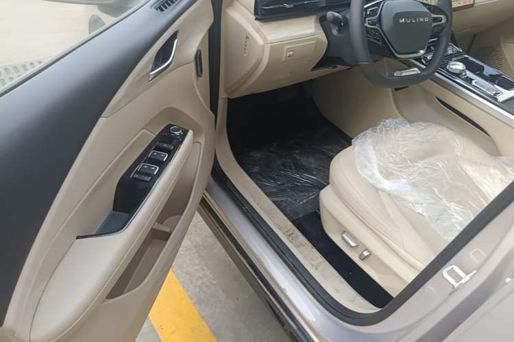 Used Wuling Xingguang 2024 Co-Creation Edition 510 Advanced Model Driver Seat