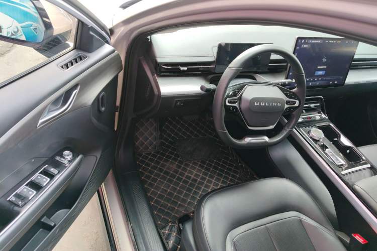 Used Wuling Xingguang 2024 Co-Creation Edition 510 Advanced Model Driver Seat