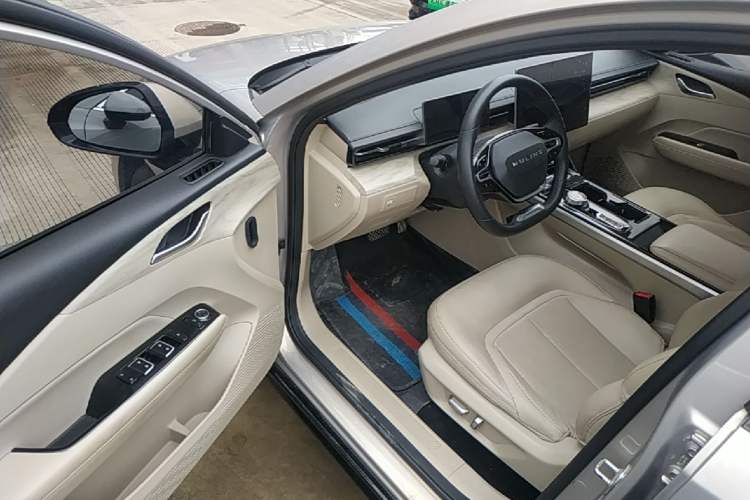 Used Wuling Xingguang 2024 Co-Creation Edition 510 Advanced Model Driver Seat