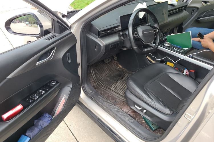 Used Wuling Xingguang 2024 Co-Creation Edition 510 Advanced Model Driver Seat