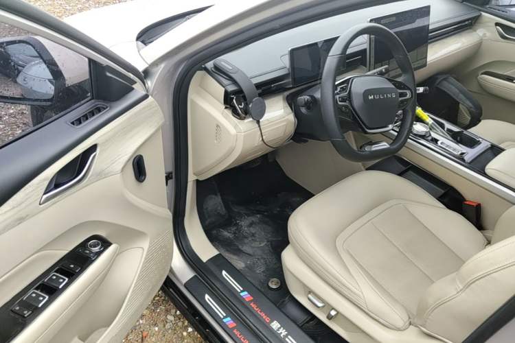 Used Wuling Xingguang 2024 Co-Creation Edition 510 Advanced Model Driver Seat