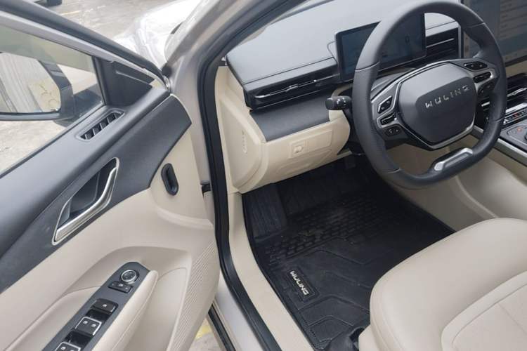 Used Wuling Xingguang 2024 Co-Creation Edition 510 Advanced Model Driver Seat