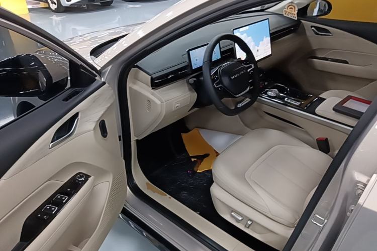Used Wuling Xingguang 2024 Co-Creation Edition 510 Advanced Model Driver Seat