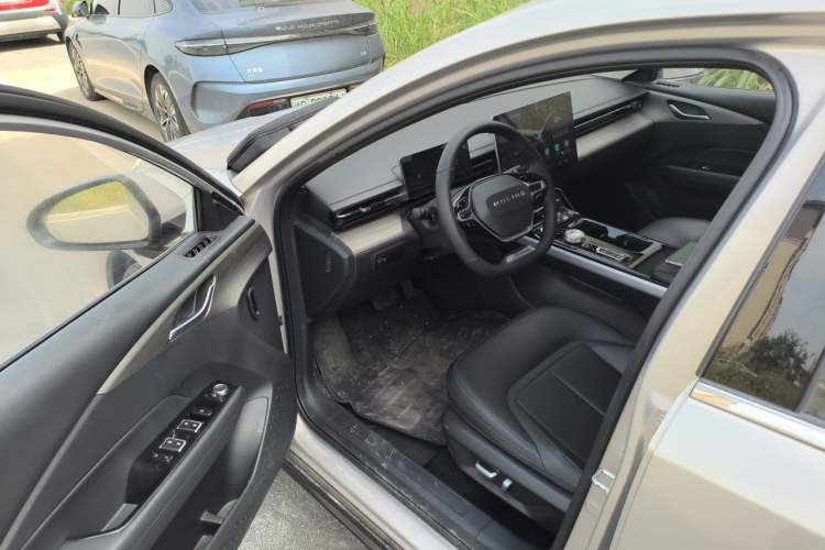 Used Wuling Xingguang 2024 Co-Creation Edition 510 Advanced Model Driver Seat