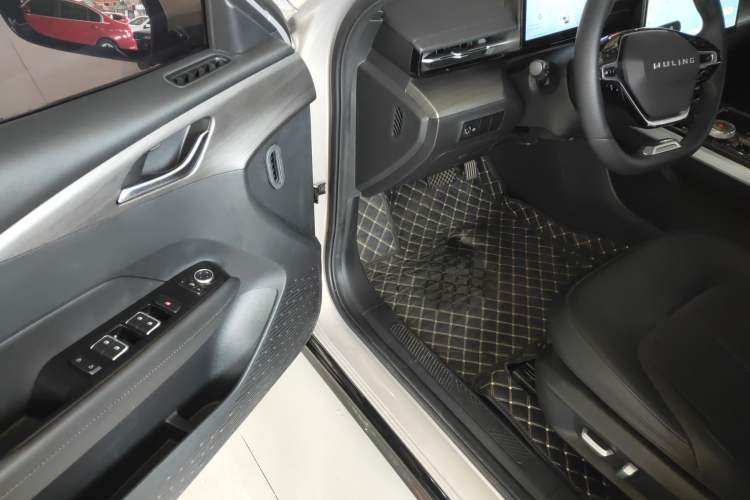 Used Wuling Xingguang 2024 Co-Creation Edition 510 Advanced Model Driver Seat