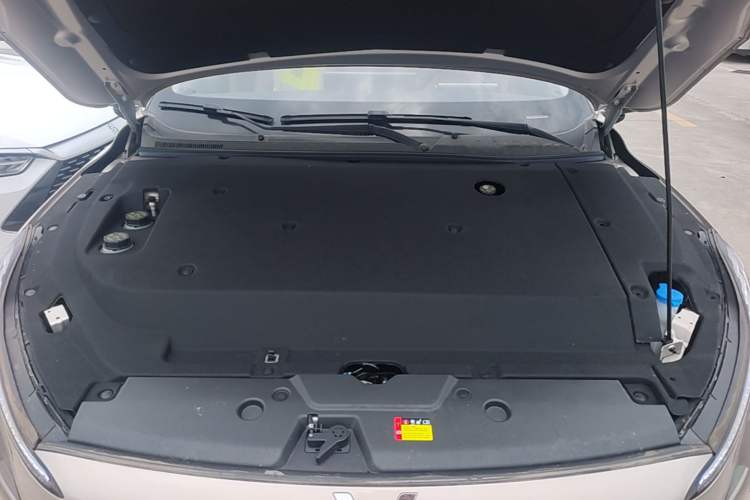 Used Wuling Xingguang 2024 Co-Creation Edition 510 Advanced Model Engine Bay