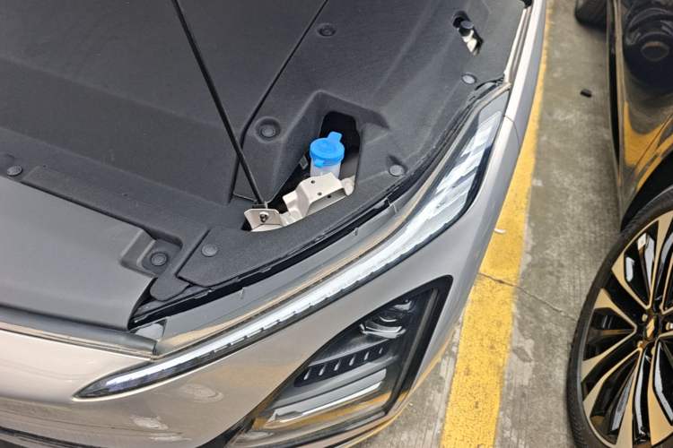 Used Wuling Xingguang 2024 Co-Creation Edition 510 Advanced Model Engine Bay Left