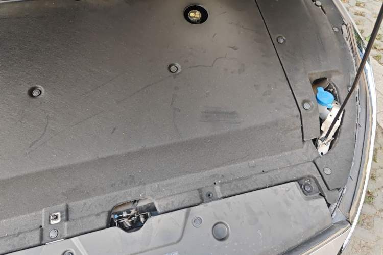 Used Wuling Xingguang 2024 Co-Creation Edition 510 Advanced Model Engine Bay Left