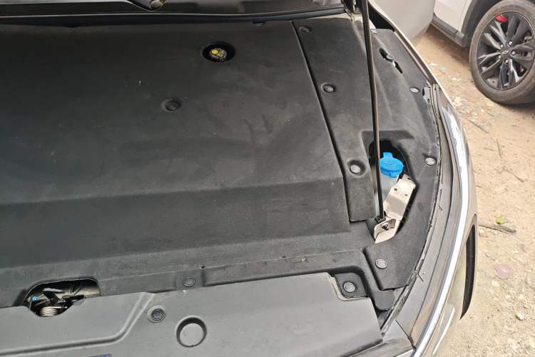 Used Wuling Xingguang 2024 Co-Creation Edition 510 Advanced Model Engine Bay Left