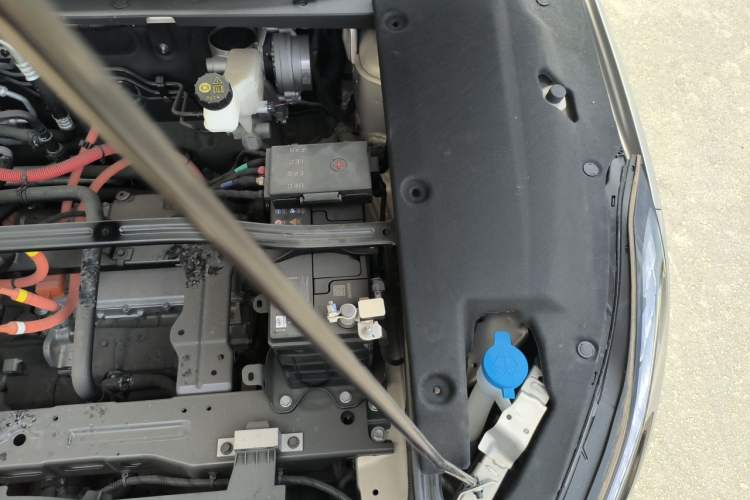 Used Wuling Xingguang 2024 Co-Creation Edition 510 Advanced Model Engine Bay Left