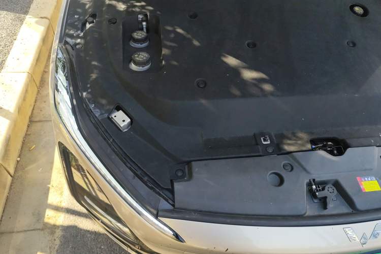 Used Wuling Xingguang 2024 Co-Creation Edition 510 Advanced Model Engine Bay Right