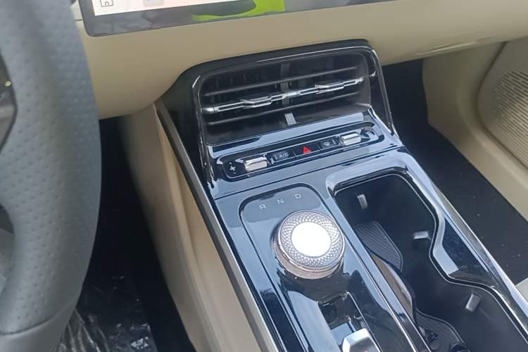 Used Wuling Xingguang 2024 Co-Creation Edition 510 Advanced Model Gear Lever