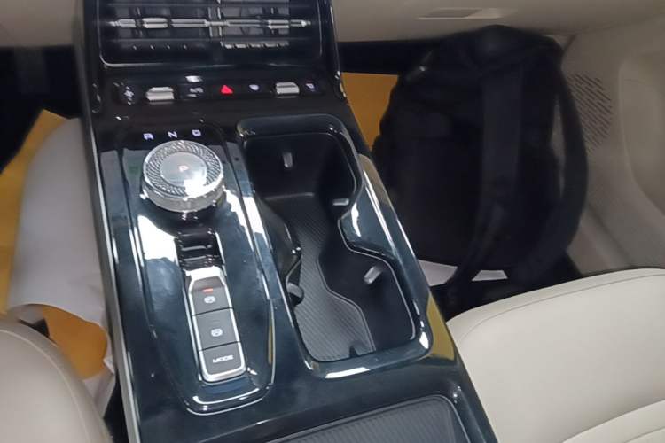 Used Wuling Xingguang 2024 Co-Creation Edition 510 Advanced Model Gear Lever