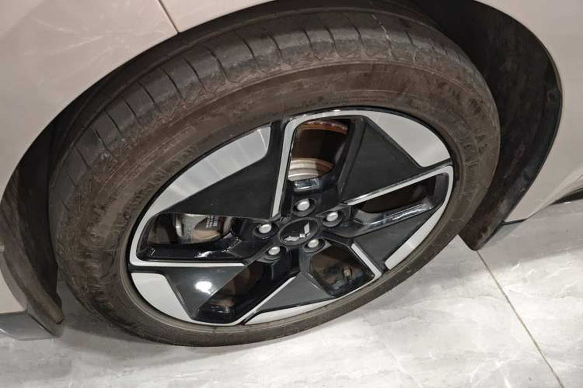 Used Wuling Xingguang 2024 Co-Creation Edition 510 Advanced Model Left Front Wheel Hub