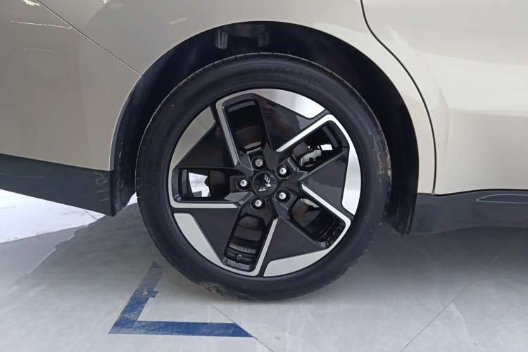 Used Wuling Xingguang 2024 Co-Creation Edition 510 Advanced Model Left Front Wheel Hub