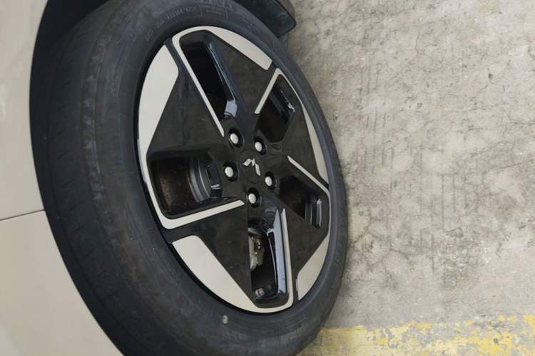 Used Wuling Xingguang 2024 Co-Creation Edition 510 Advanced Model Left Front Wheel Hub