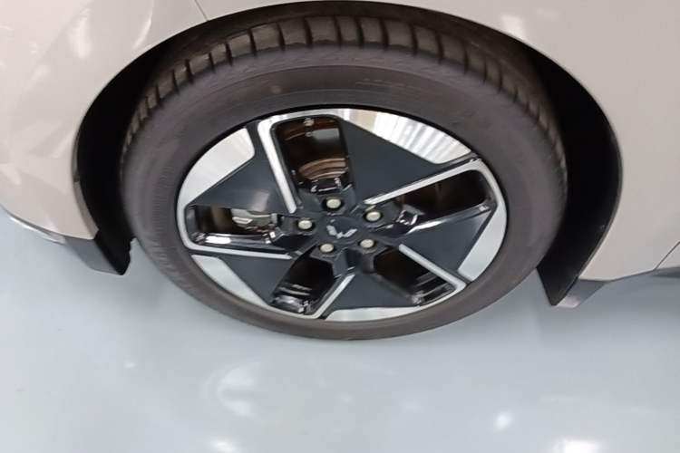 Used Wuling Xingguang 2024 Co-Creation Edition 510 Advanced Model Left Front Wheel Hub