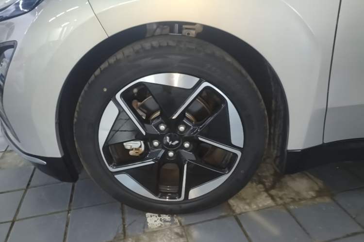 Used Wuling Xingguang 2024 Co-Creation Edition 510 Advanced Model Left Front Wheel Hub