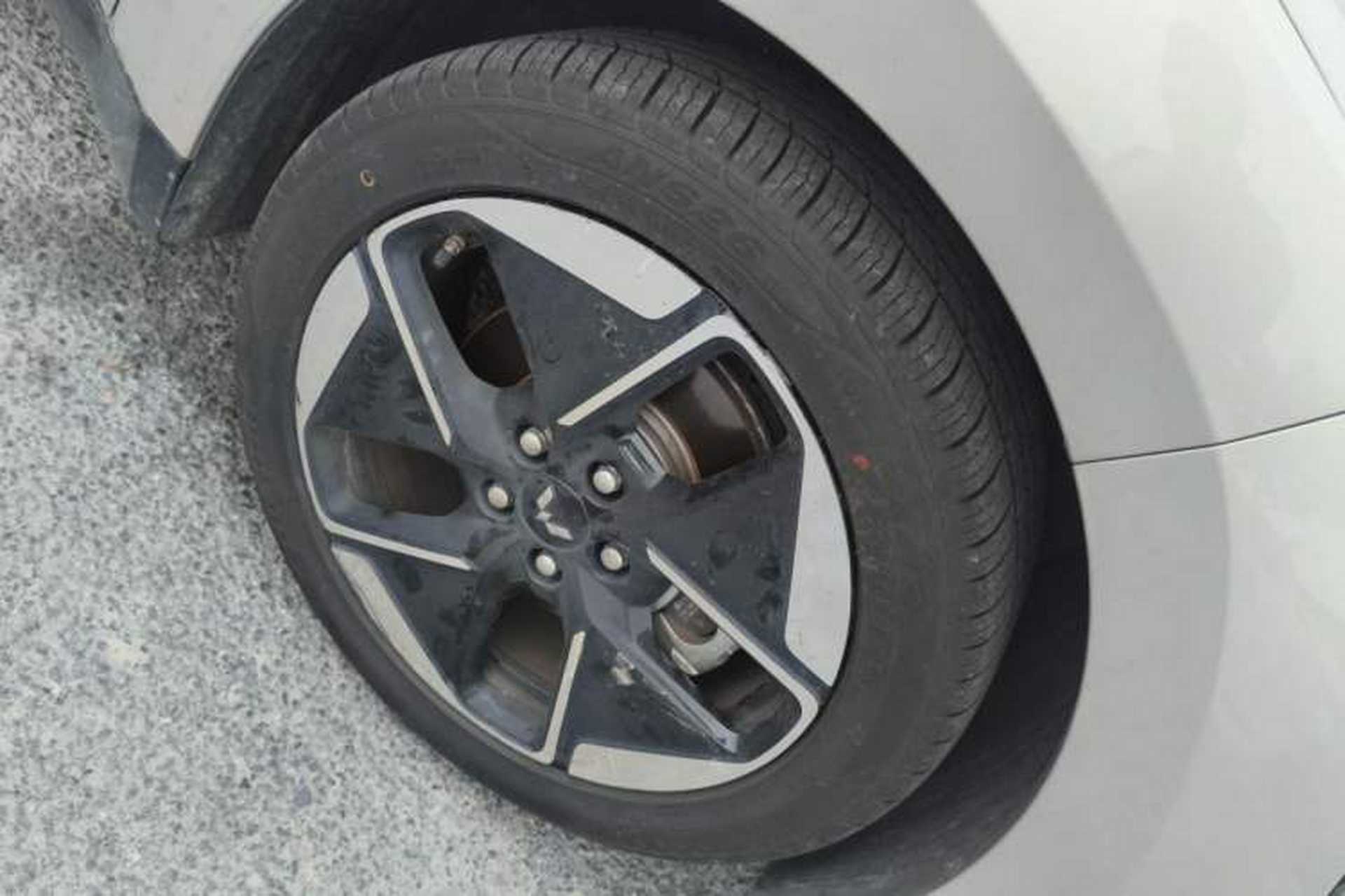 Used Wuling Xingguang 2024 Co-Creation Edition 510 Advanced Model Right Front Wheel Hub