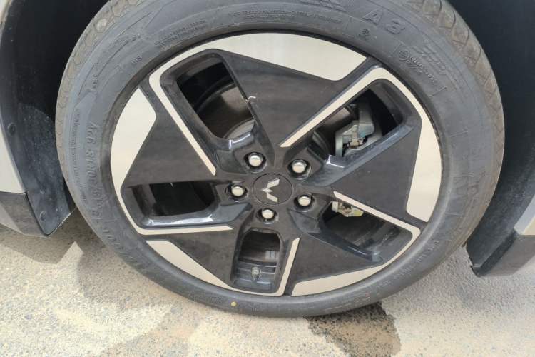 Used Wuling Xingguang 2024 Co-Creation Edition 510 Advanced Model Right Front Wheel Hub