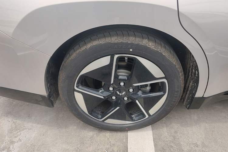 Used Wuling Xingguang 2024 Co-Creation Edition 510 Advanced Model Right Rear Wheel Hub