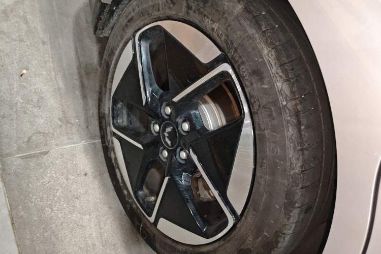 Used Wuling Xingguang 2024 Co-Creation Edition 510 Advanced Model Right Rear Wheel Hub