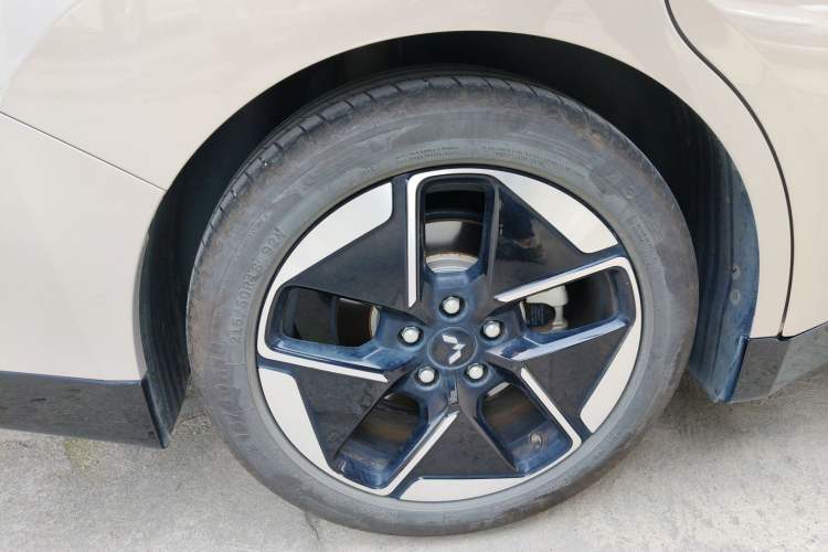 Used Wuling Xingguang 2024 Co-Creation Edition 510 Advanced Model Right Rear Wheel Hub