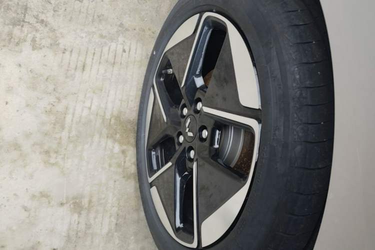 Used Wuling Xingguang 2024 Co-Creation Edition 510 Advanced Model Right Rear Wheel Hub