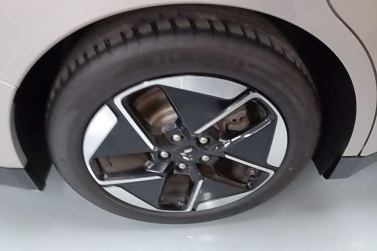Used Wuling Xingguang 2024 Co-Creation Edition 510 Advanced Model Right Rear Wheel Hub