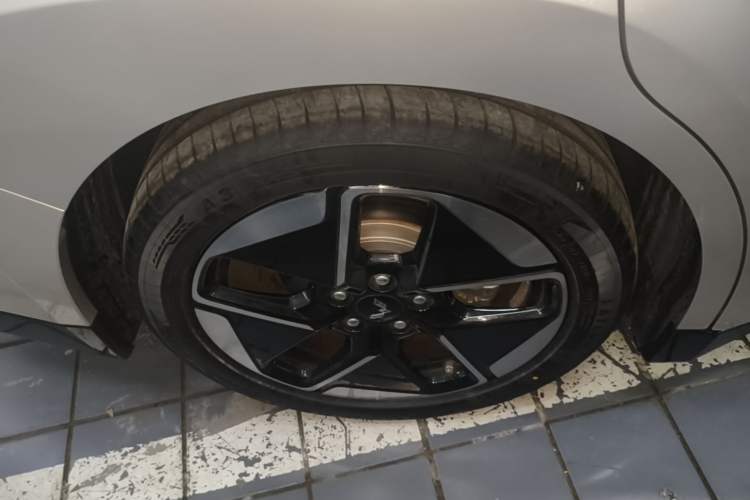 Used Wuling Xingguang 2024 Co-Creation Edition 510 Advanced Model Right Rear Wheel Hub