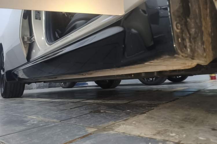 Used Wuling Xingguang 2024 Co-Creation Edition 510 Advanced Model Right Side Sill