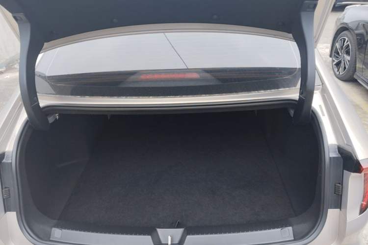 Used Wuling Xingguang 2024 Co-Creation Edition 510 Advanced Model Trunk