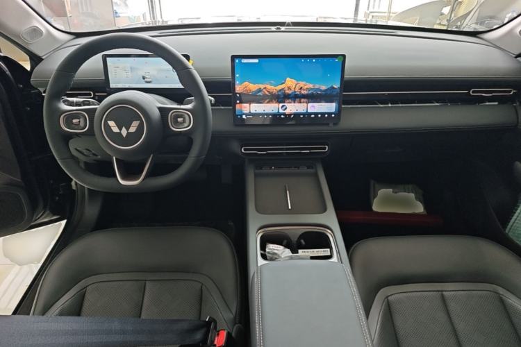 Used Wuling Xingguang 2025 70km Smart Standard Version Center Console