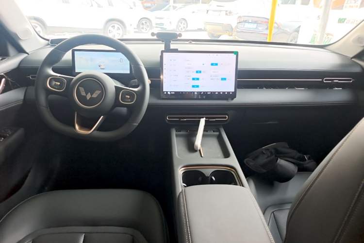 Used Wuling Xingguang 2025 70km Smart Standard Version Center Console