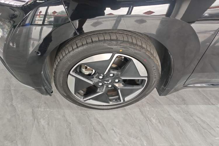 Used Wuling Xingguang 2025 610 km Smart Flagship Version Left Front Wheel Hub
