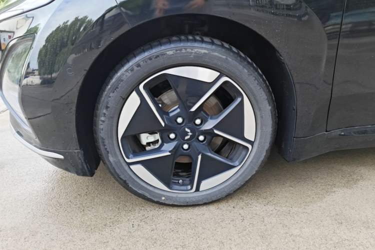 Used Wuling Xingguang 2025 610 km Smart Flagship Version Left Front Wheel Hub