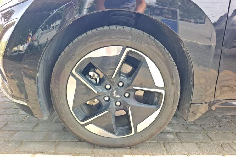 Used Wuling Xingguang 2025 610 km Smart Flagship Version Left Front Wheel Hub