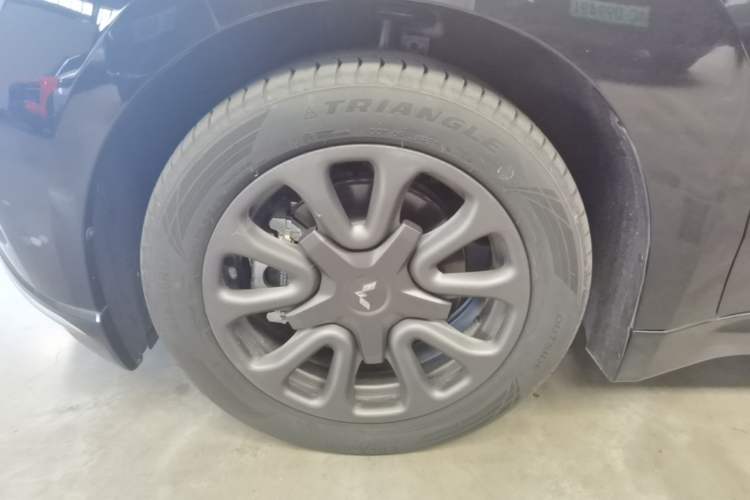 Used Wuling Xingguang 2025 70km Smart Standard Version Left Front Wheel Hub