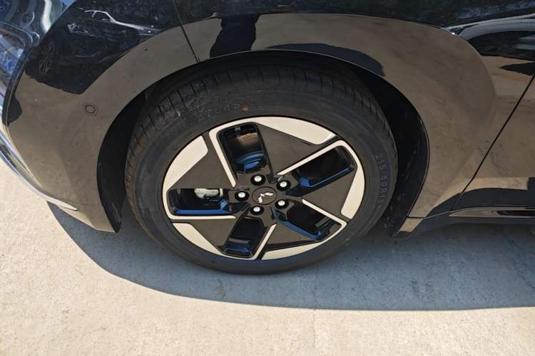 Used Wuling Xingguang 2025 610 km Smart Flagship Version Left Front Wheel Hub