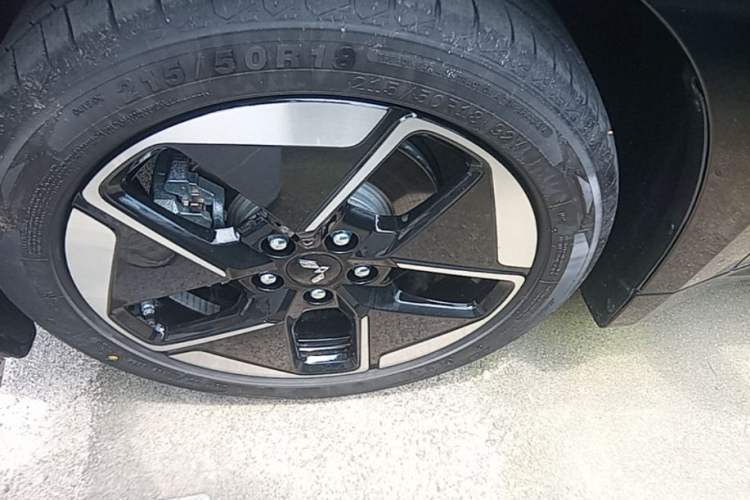 Used Wuling Xingguang 2025 610 km Smart Flagship Version Left Front Wheel Hub