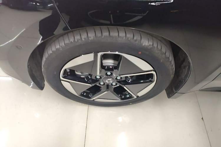 Used Wuling Xingguang 2025 610 km Smart Flagship Version Left Front Wheel Hub