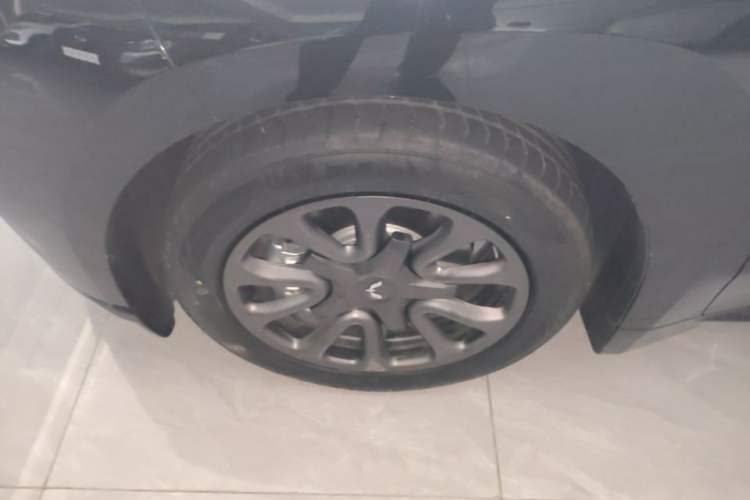 Used Wuling Xingguang 2025 70km Smart Standard Version Left Front Wheel Hub