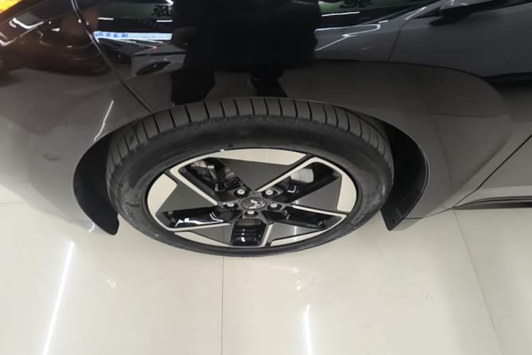 Used Wuling Xingguang 2025 610 km Smart Flagship Version Left Front Wheel Hub