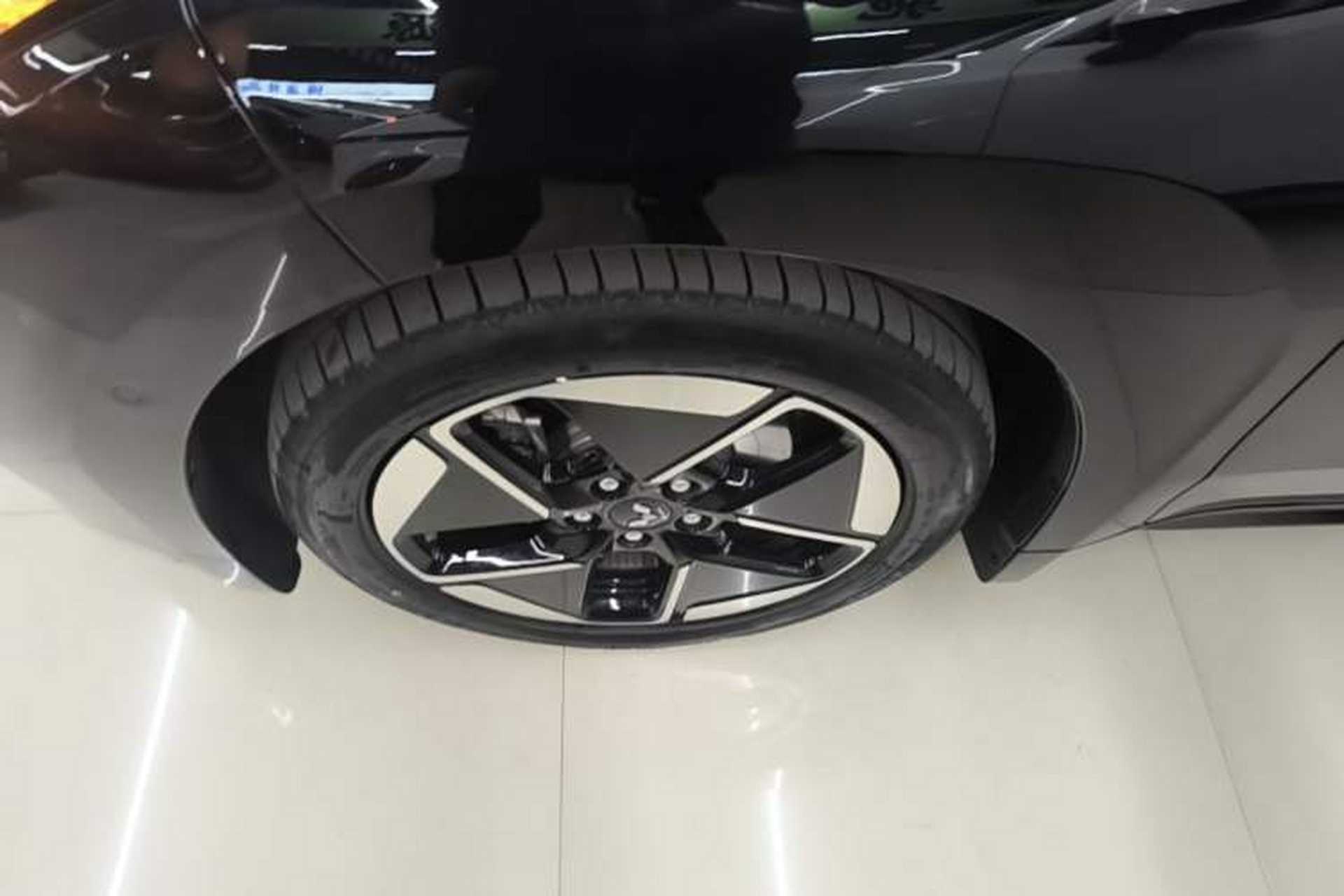 Used Wuling Xingguang 2025 610 km Smart Flagship Version Left Front Wheel Hub