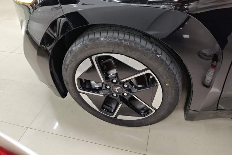 Used Wuling Xingguang 2025 610 km Smart Flagship Version Left Front Wheel Hub