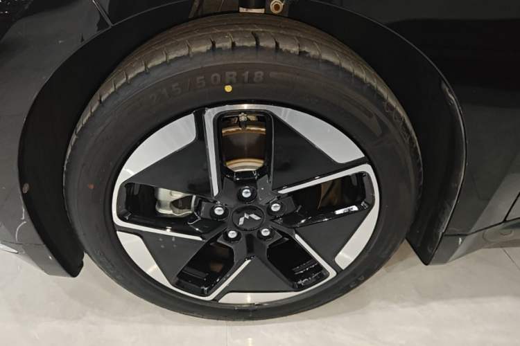 Used Wuling Xingguang 2025 610 km Smart Flagship Version Left Front Wheel Hub