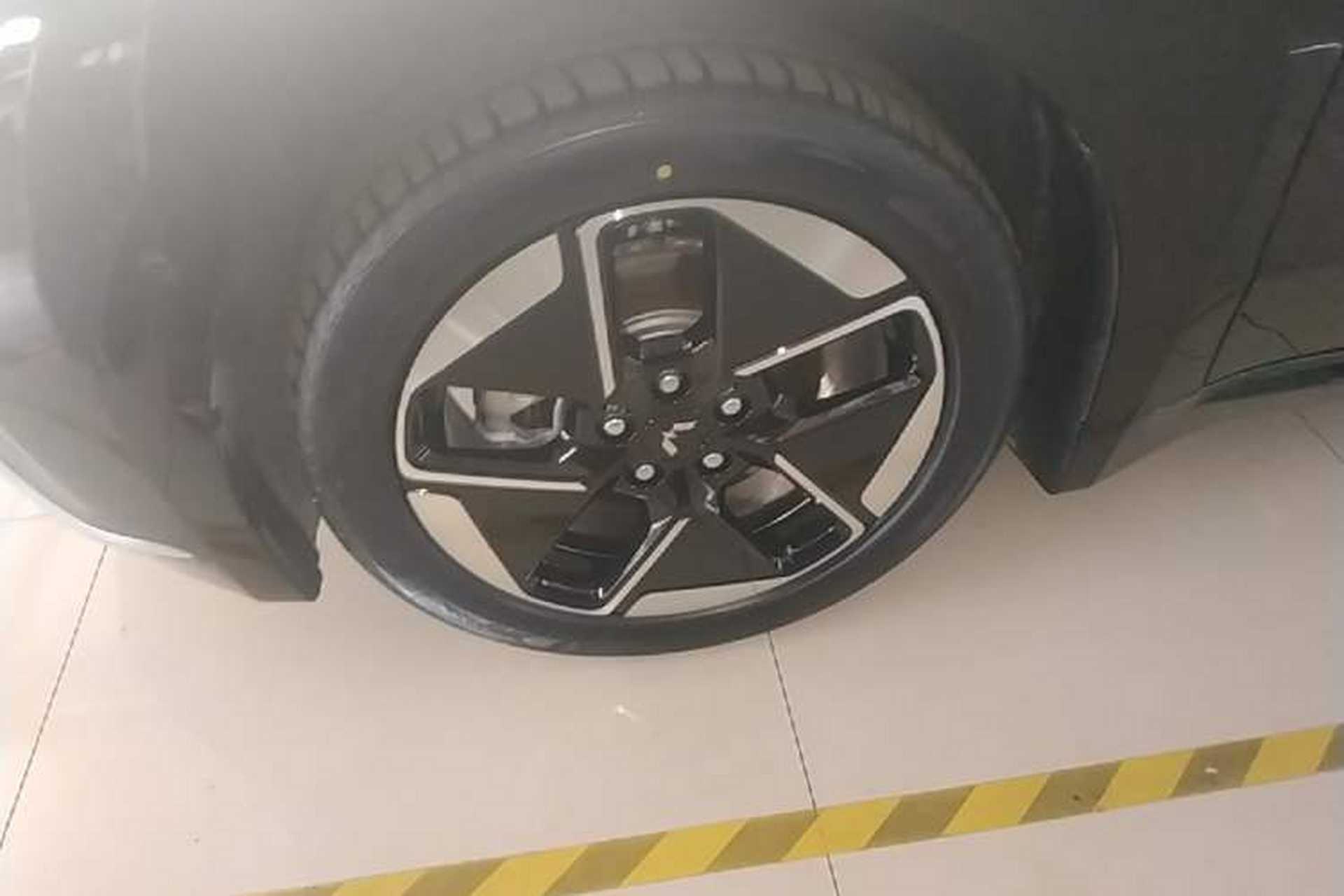 Used Wuling Xingguang 2025 610 km Smart Flagship Version Left Front Wheel Hub
