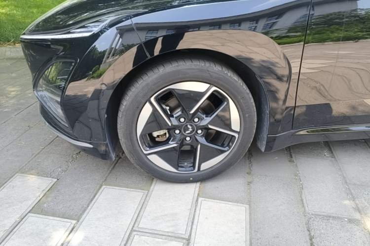 Used Wuling Xingguang 2025 610 km Smart Flagship Version Left Front Wheel Hub