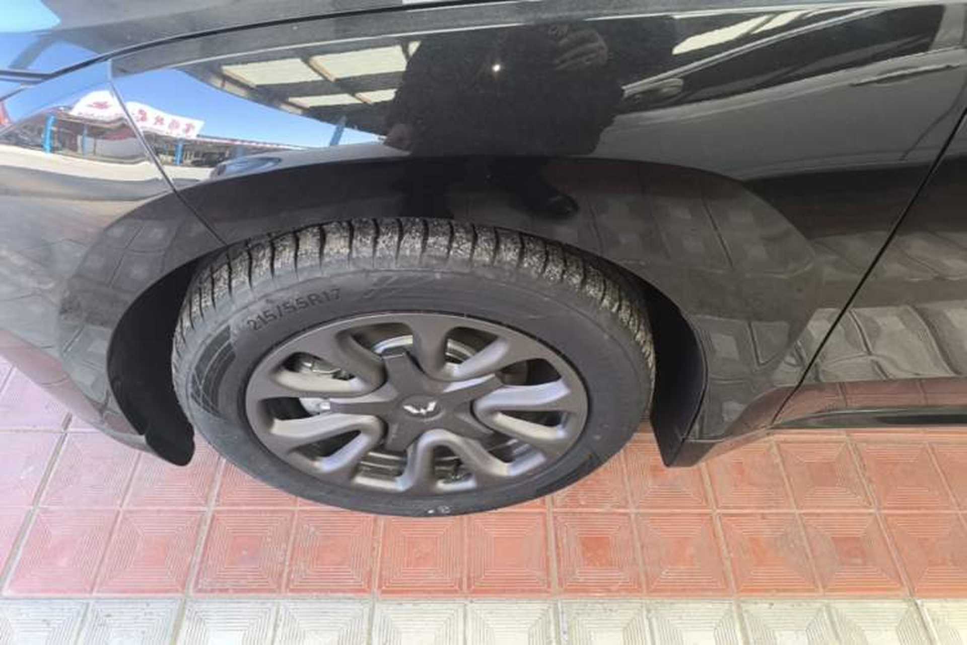 Used Wuling Xingguang 2025 70km Smart Standard Version Left Front Wheel Hub